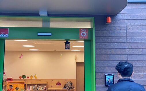 パピーナ西荻北保育園の入口で顔認証端末を利用する様子